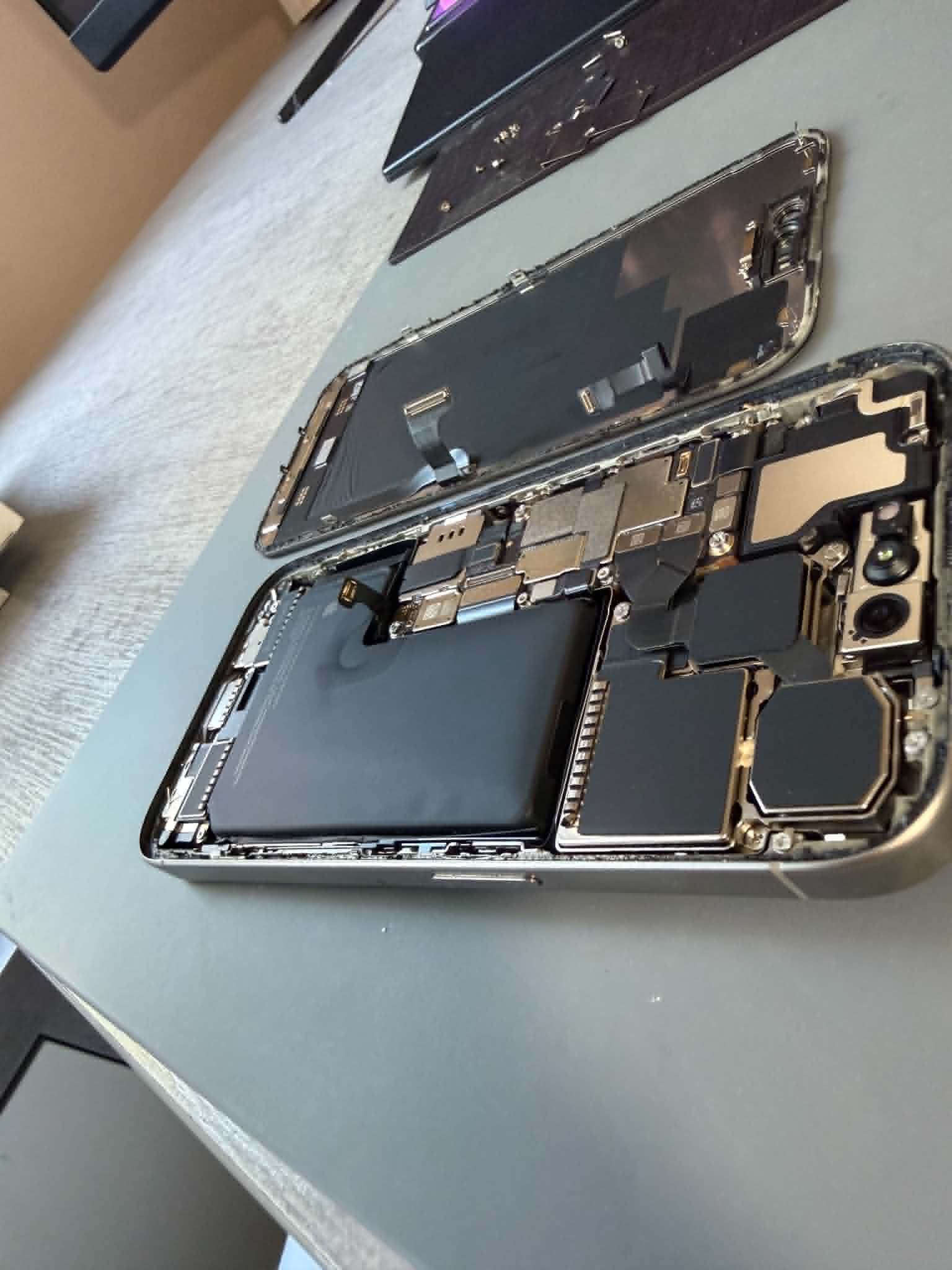 Apple iPhone — nafouknutá baterie před opravou