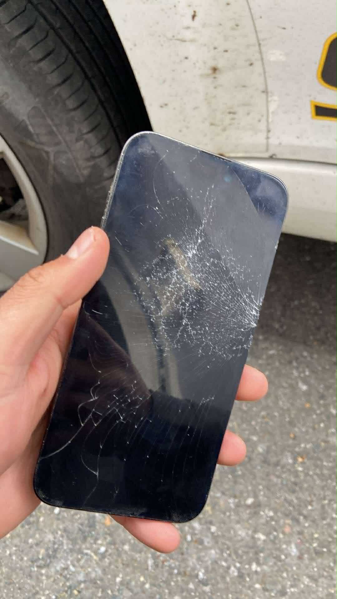 Apple iPhone — prasklý displej před opravou