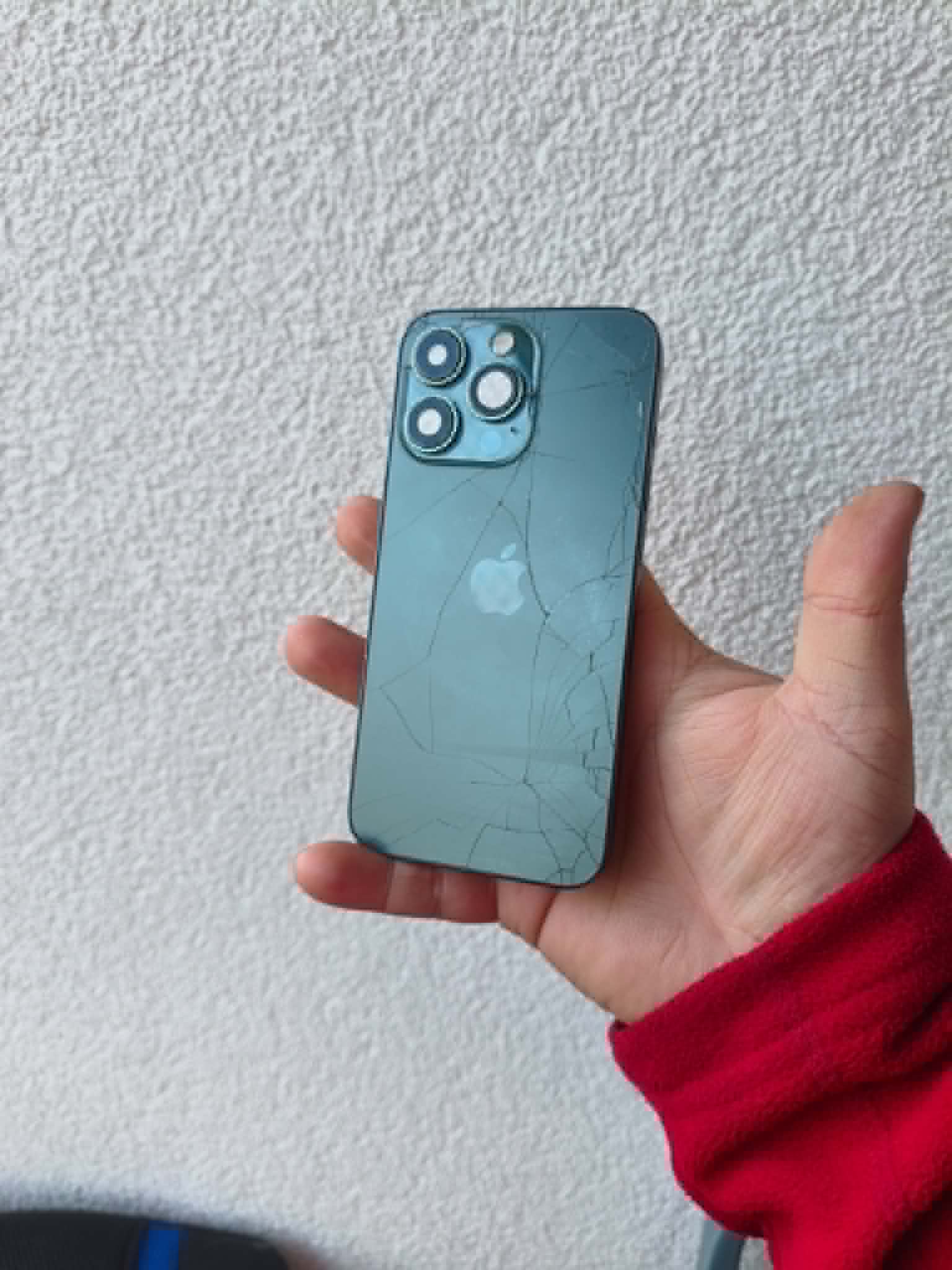 Apple iPhone — poškozený telefon před opravou