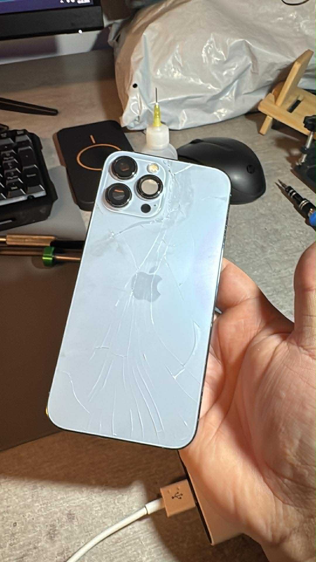 Apple iPhone — poškozené zařízení před opravou